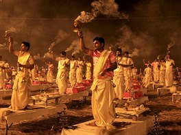 SLAVNOST SVTEL. Hinduistití kní zapalují lampy pi kadoroním rituálu v...