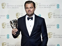 Leonardo DiCaprio si z udlování britských filmových cen BAFTA odnesl trofej...