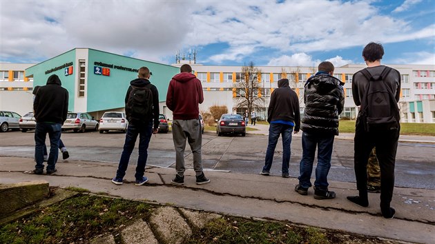 Stedn prmyslov kola Na Teben, poznamenan mrtm ikanovan uitelky. Na jej trn upozornili veden koly sami ci pesto si te nkte vytaj, e to mli udlat dve a draznji. (15. nora 2016)