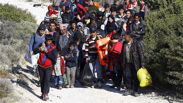 Tureck policie odvd uprchlky od pobe, kde se chtli nalodit na lod smujc do ecka (5. listopadu 2015)