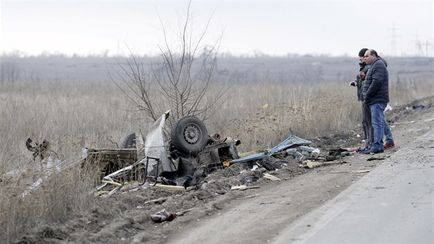 Trosky ukrajinskho mikrobusu, kter u obce Marinka najel na minu. Zahynuli ti lid. (10. nora 2016)