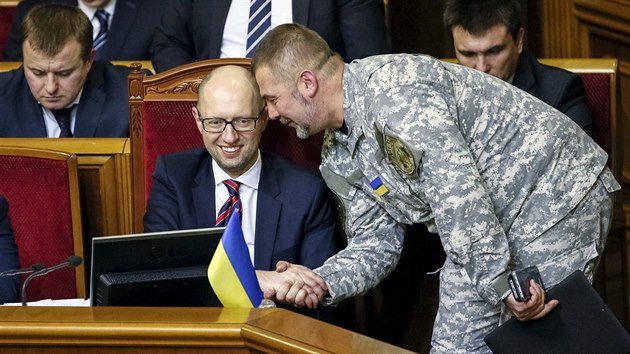 Ukrajinsk premir Arsenij Jaceuk (vlevo) v parlamentu (16. nora 2016)