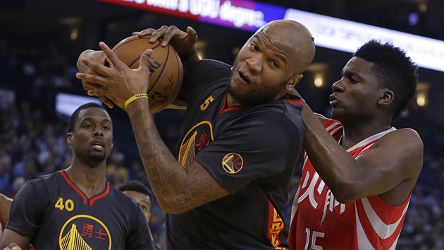 M se sna udret Marreese Speights z Golden State, otravuje ho Clint Capela z Houstonu.