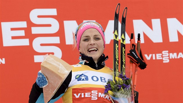 Norsk bkyn na lych Therese Johaugov dostala za vtzstv v bhu na 10 km ve Falunu kytku a pardn kus sra.