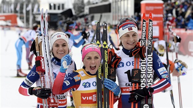 Zvod na 10 kilometr ve Falunu patil tmto enm: zleva - Heidi Wengov (stbro), Therese Johaugov (zlato) Astrid Jacobsenov (bronz).
