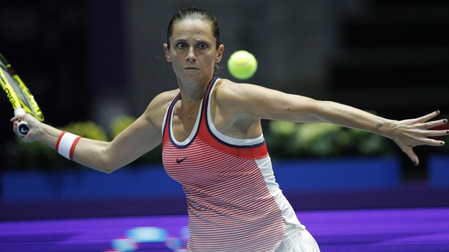 Italsk tenistka Roberta Vinciov hypnotizuje mek na turnaji v Petrohradu.