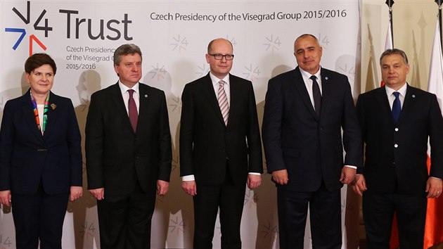 Visegradskou tyku doplnili na summitu (zprava) makedonsk prezident orge Ivanov a bulharsk premir Bojko Borisov (15. nora 2016)