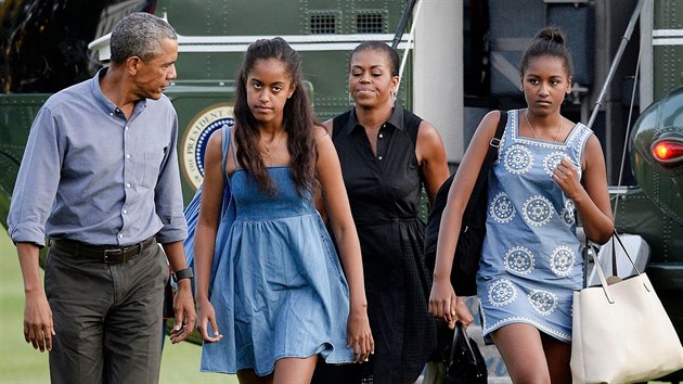 Americk prezident Barack Obama s dcerami a manelkou. Star, osmnctilet Malie (vlevo) studuje vysokou kolu.
