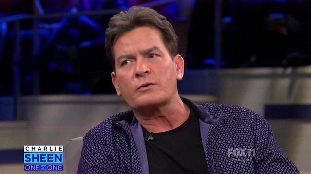 Charlie Sheen je rd, e experimentovn s lbou vbec peil