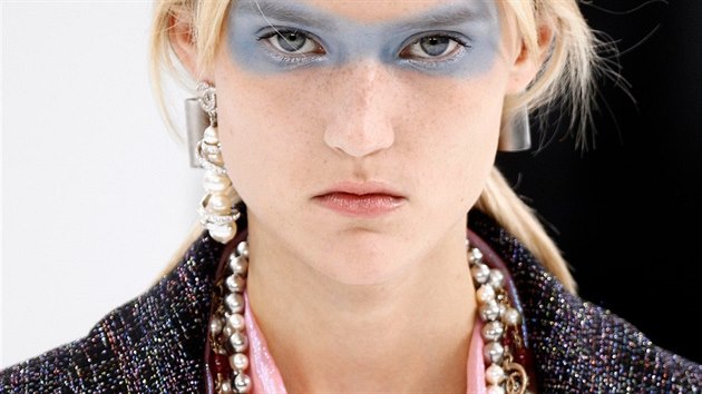 Extravagantn modr len na pehldce Chanel, jaro - lto 2016