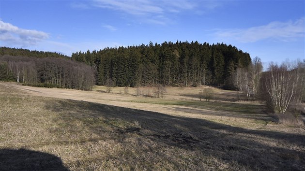 Sprva loi radioaktivnch odpad v Rohozn na Jihlavsku pedstavila plnovan metody geologickch prac spojen se zvaovanm hlubinnm loitm jadernho odpadu. Na snmku je lokalita nedaleko obce Rohozn, kde ppadn budou stit toly do zem a vyroste technick zzem loit.(12.2.2016)