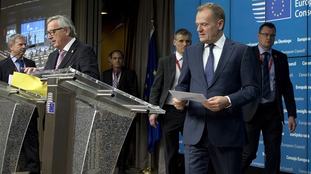 Pedseda Evropsk rady Donald Tusk (vpravo) a f Evropsk komise Jean-Claude Juncker (druh zleva) po jednn evropskch piek v Bruselu (19.2.2016)