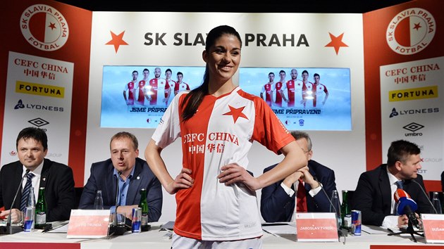 DO JARA V NOVM. Fotbalov Slavia na tiskov konferenci ukzala nov dresy.