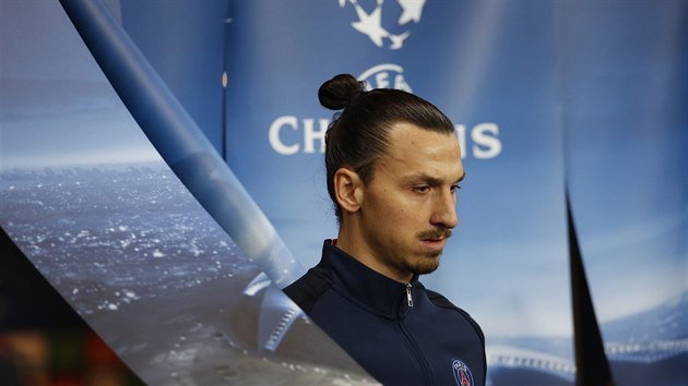 PAN HVZDA. Zlatan Ibrahimovic ped zpasem Paris Saint-Germain - Chelsea.