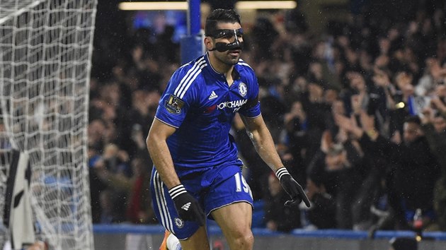 MU S MASKOU. Diego Costa otevel ped domcmi fanouky skre zpasu s Newcastlem.