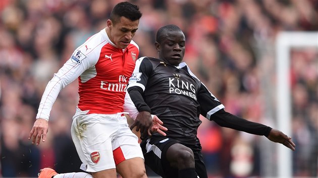 Ngolo Kant (vpravo) v souboji s Alexisem Snchezem bhem utkn mezi Arsenalem a Leicesterem.