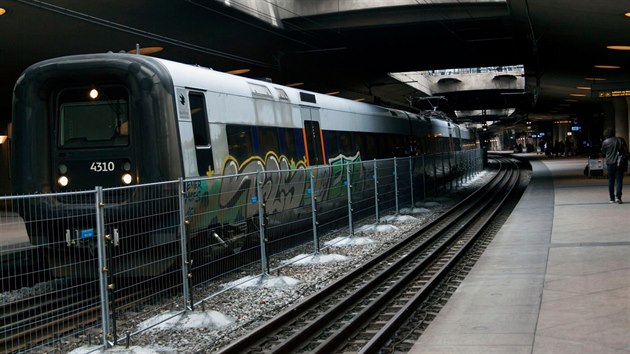 Nstupit  na vlakovm ndra u kodaskho letit oddluje od potku ledna plot.