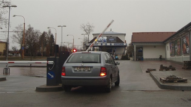 Auta mohou vjet k Lidlu v Jirskov ulici v Jihlav nov a pot, co si idi vyzvedne parkovac lstek a zvedne se zvora. U druh prodejny Lidl ve mst, kter se nachz na sdliti Bezinky, takov systm nen a parkuje se tam zdarma.