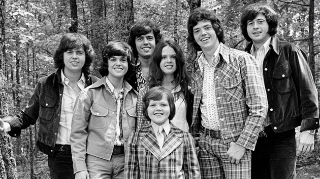 The Osmonds byli hudebn chloubou mormon, matka rodu vak Wayneho (prvn zleva) Joyce dt nechtla.