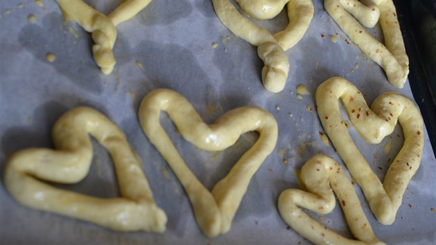 Vytvoen srdce i jin tvary posypeme chilli vlokami