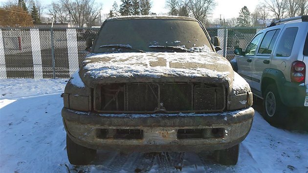 Ukraden pick-up Dodge vylovila policie v Minnesot ze zamrzlho jezera.