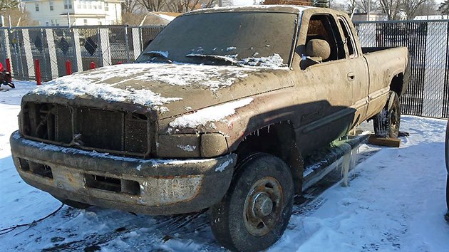 Ukraden pick-up Dodge vylovila policie v Minnesot ze zamrzlho jezera.