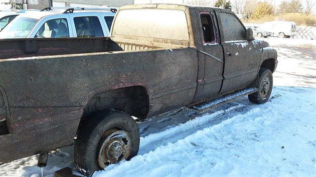 Ukraden pick-up Dodge vylovila policie v Minnesot ze zamrzlho jezera.