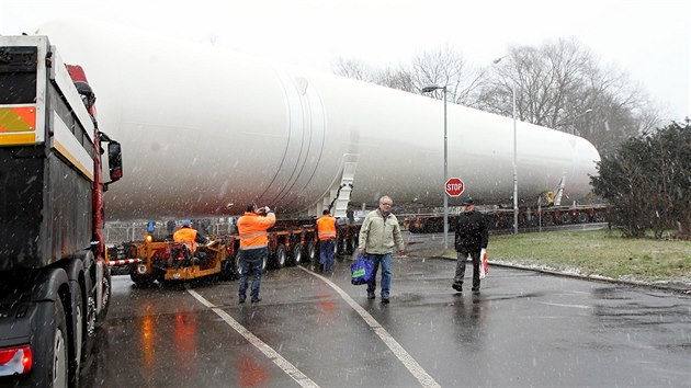 Z Dna do st pevel kamion ob zsobnk na plyn, v 260 tun. Souprava mla dlku 67,2 metr, vku 7,55 metr a ku 5,8 metr.