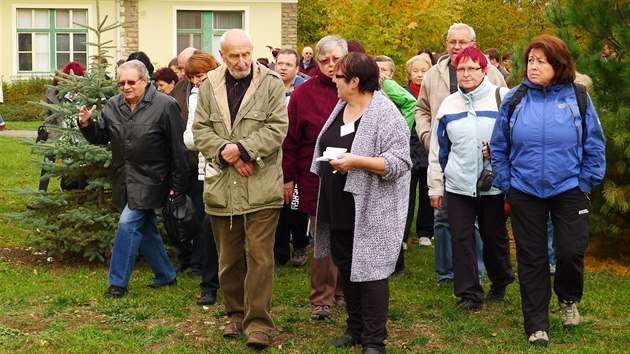 Botanik Vclav Vtvika pi komentovan prohldce arboreta, kter si vdycky najde okruh vdnch poslucha.