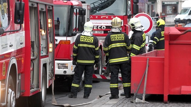 Prvn jednotka hasi byla u Nrodnho muzea v du minut, operan stedisko na msto vyslalo 19 jednotek. (12. nora 2016)