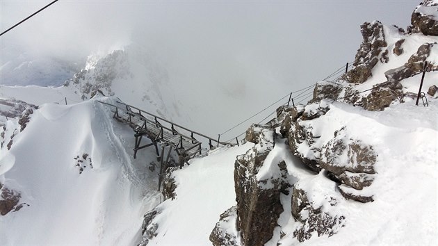 Pohled na skaliska a via ferratu z vrcholu Vallugy (2811 m)