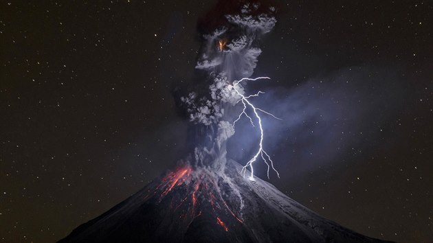 Tet cenu za jednotliv snmek v kategorii Proda zskal fotograf Sergio Tapiro za snmek nonho vbuchu sopky Colima v Mexiku (13. prosince 2015).