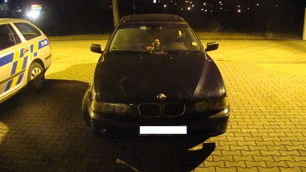BMW se tymi Syany zastavili policist v Dolnm Dvoiti.