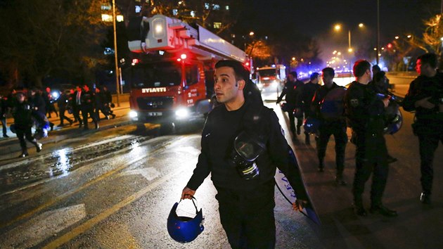 Kasrnami v centru tureck metropole otsl vbuch (17. nora 2016)
