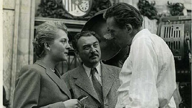 V choceňském muzeu mají Bromovu fotku z roku 1931. Je na ní Brom se ženou a slavným režisérem Johnem Hustonem v Paříži v roce 1951.