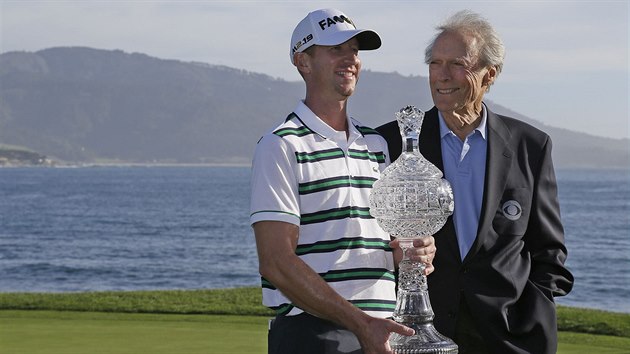 Vaughn Taylor s trofej pro vtze turnaje v Pebble Beach, gratuluje mu reisr a herec Clint Eastwood.