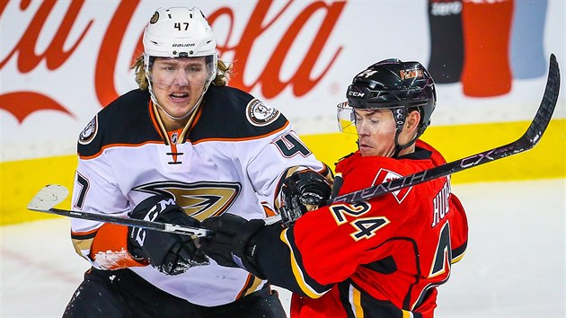 Ji Hudler z Calgary (vpravo) a Hampus Lindholm z Anaheimu v souboji.