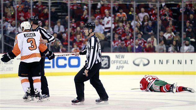 Radka Gudase z Philadelphie vykazují rozhodí z ledu po zákroku na Bobbyho...