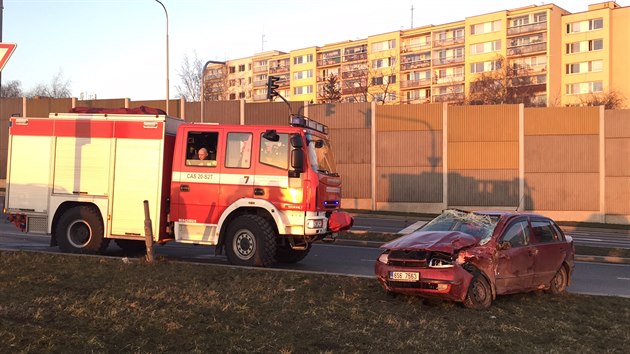 Tiadvacetilet idi se srazil s autobusem. Auto pevrtil na stechu a skonil s otesem mozku (18.2.2016)