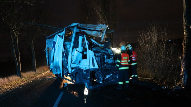 idi kamionu v Olomouci nezvldl zen a narazil do stromu (10. nora 2016).