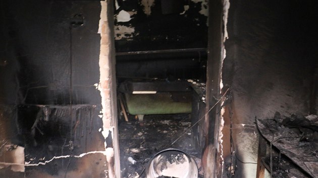 tyi jednotky hasi zasahovaly u poru domu v Malhoticch, uvnit jedn ze dvou mstnost leela mrtv seniorka.