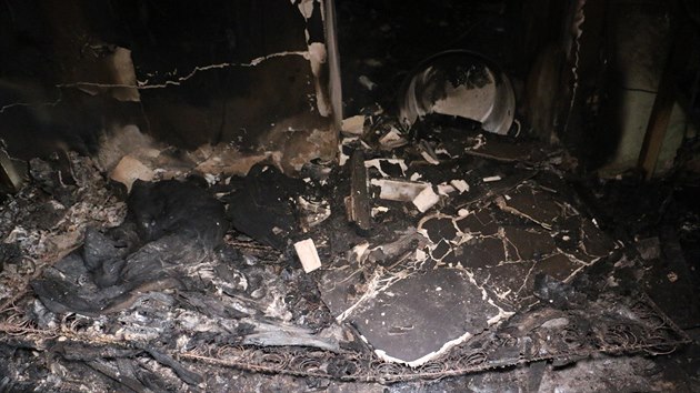 tyi jednotky hasi zasahovaly u poru domu v Malhoticch, uvnit jedn ze dvou mstnost leela mrtv seniorka.