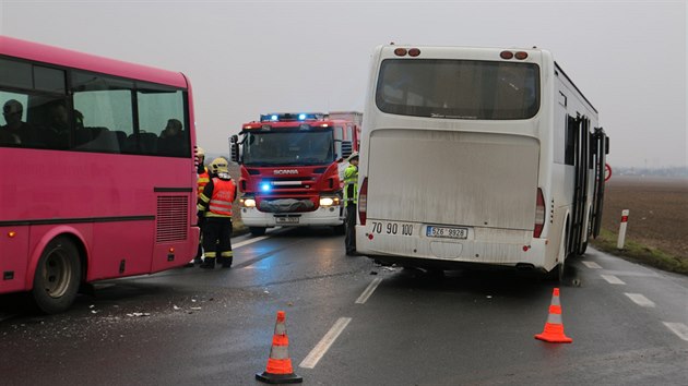 Pobl Olomouce se srazily dva autobusy pot, co jeden z idi nedal pednost. Pi nehod se zranil jeden cestujc a tak byla doasn zablokovna run silnice I/46.
