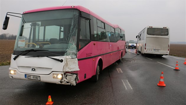 Pobl Olomouce se srazily dva autobusy pot, co jeden z idi nedal pednost. Pi nehod se zranil jeden cestujc a tak byla doasn zablokovna run silnice I/46.