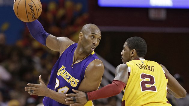 Kobe Bryant (vlevo) z LA Lakers hled cestu pes Kyrieho Irvinga z Clevelandu.