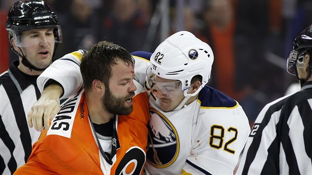 Radko Gudas (vlevo) z Philadelphie se popral s Marcusem Folignem z Buffala.