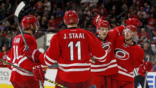 Jaccob Slavin, Jordan Staal, Andrej Nestrail a  Joakim Nordstrm (zleva) oslavuj gl Caroliny.