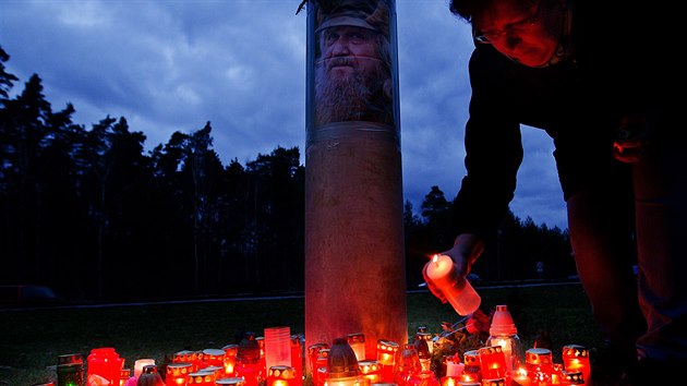 Lid se u lesnho hbitova v Hradci Krlov rozlouili s njemnkem hjovny Miroslavem Vojtchem (10.2.2016).