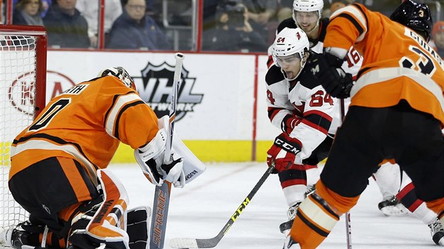 Joseph Blandisi z New Jersey (v blm) pekonv Michala Neuvirtha v brance Philadelphie.