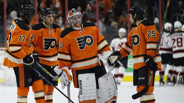 Brank Philadelphie Michal Neuvirth (druh zprava) po prohe s New Jersey.